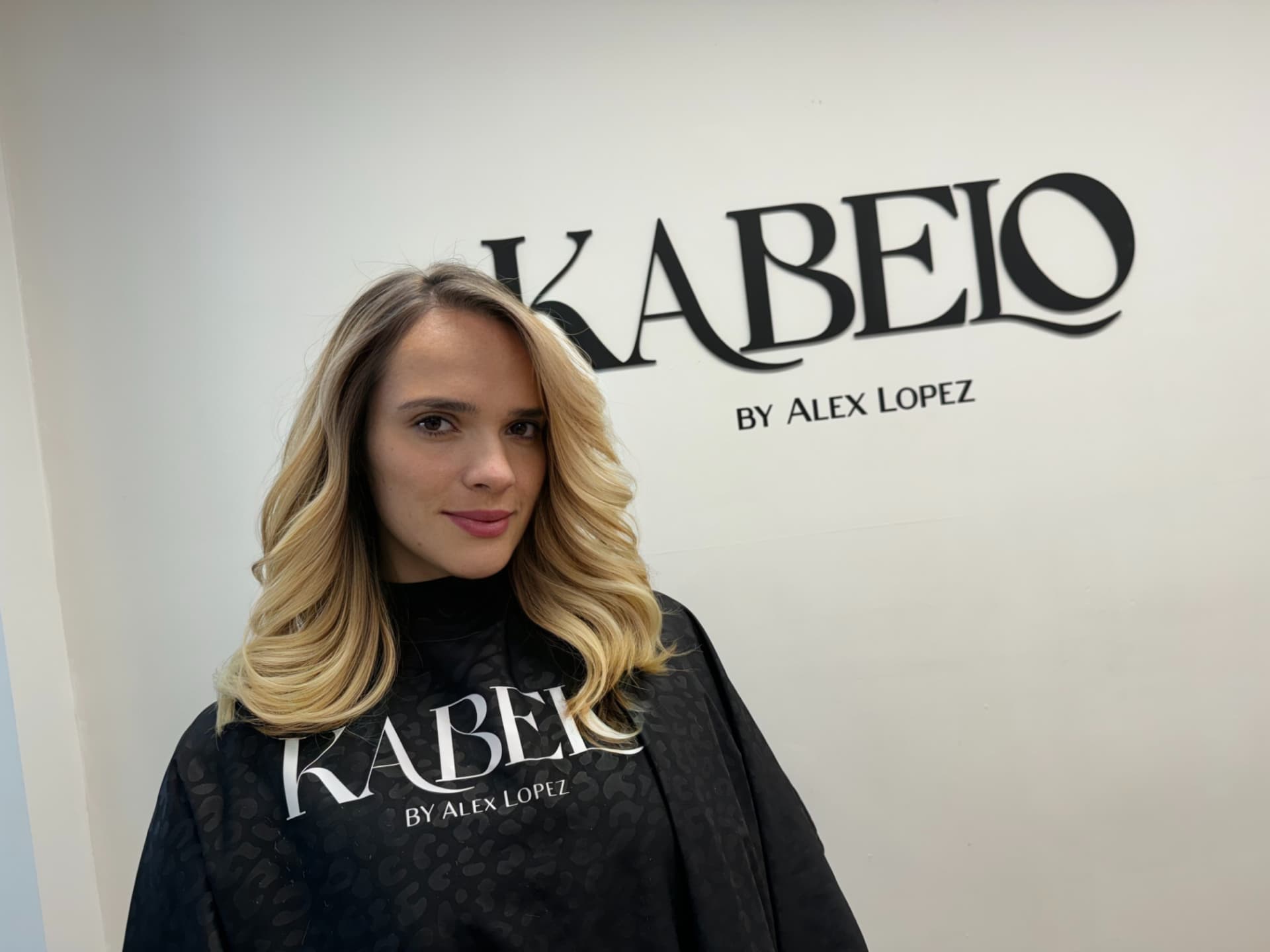 Client with blonde balayage waves in the Kabelo chair